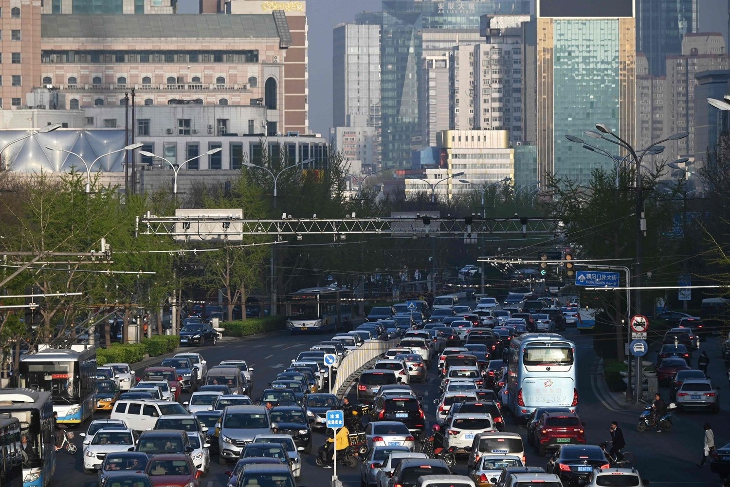 รถติดไม่ใช่ปัญหา จีนดึงปัญญาประดิษฐ์แก้จราจรแออัดในเมืองใหญ่