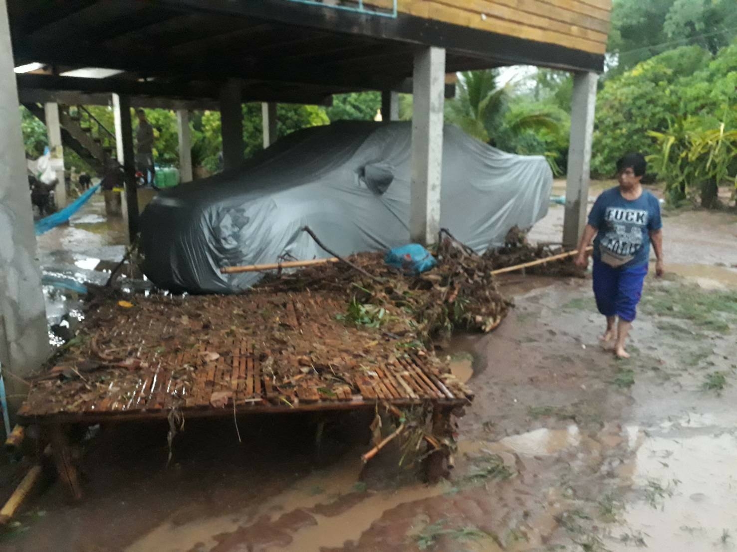 ฝนถล่มกลางดึกน้ำป่าหลากเข้าท่วมหมู่บ้านชาวบ้านหนีกันอลหม่าน