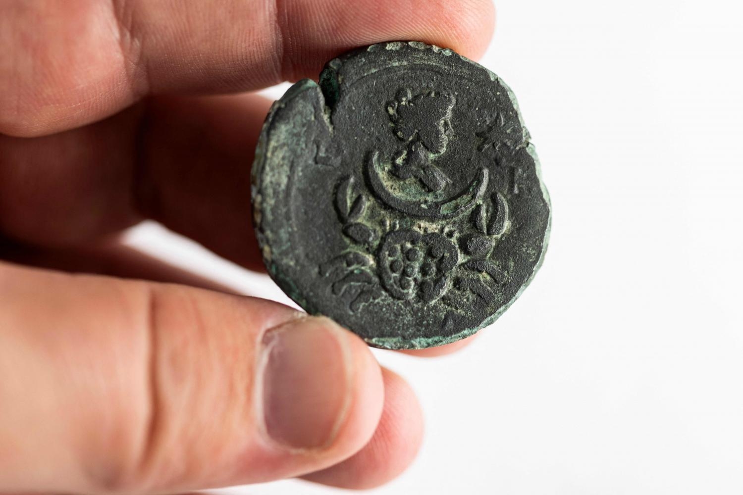 ฮือฮา! อิสราเอลค้นพบเหรียญโบราณ 'รูปเทพีแห่งดวงจันทร์' ยุคจักรวรรดิ์โรมัน อายุ 1,850 ปี 